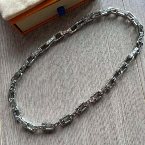 Cleaning out the closet! Louis Vuitton LV Necklace, L size. - Picture 1 of 5